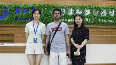 卡塔尔客户来中国采购抖奶视频APP免费下载健身房器材 