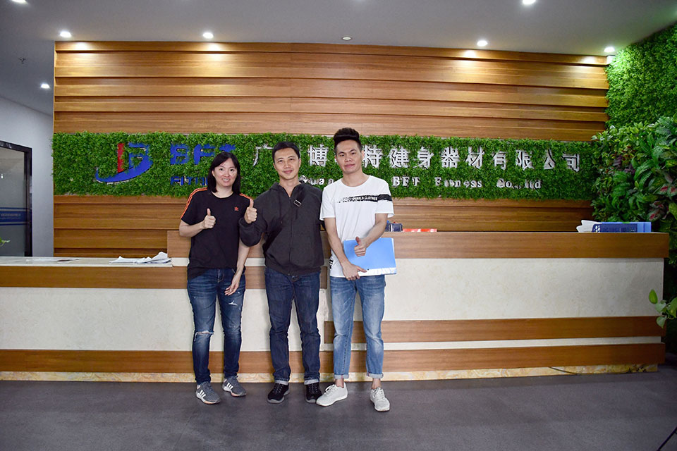 印度尼西亚客户来中国采购抖奶视频APP免费下载健身器材