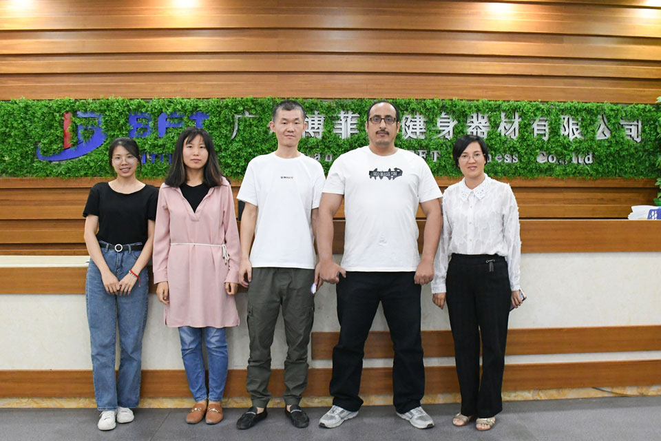 沙特客户进口抖奶视频APP免费下载品牌商用健身器材