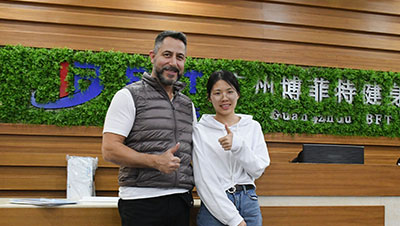 美国客户采购抖奶视频APP免费下载健身房器材